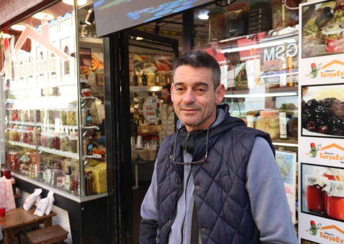 Neşeli Günler filmi gerçek oldu: Eşinin dükkanı karşısına turşucu açtı