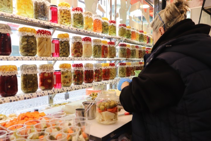 Neşeli Günler filmi gerçek oldu: Eşinin dükkanı karşısına turşucu açtı