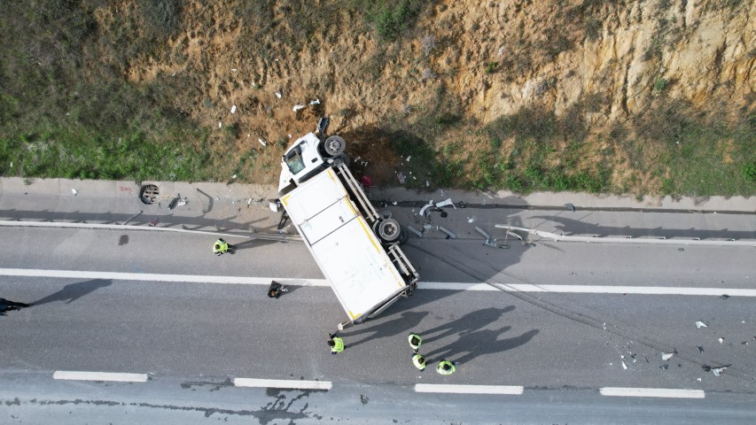 Kuzey Marmara Otoyolu’nda zincirleme kaza: Aynı firmaya ait iki kamyon kazaya karıştı
