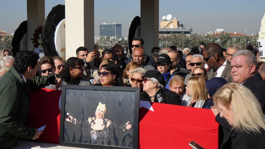 Ünlü sanatçı Muazzez Abacı son yolculuğuna uğurlandı