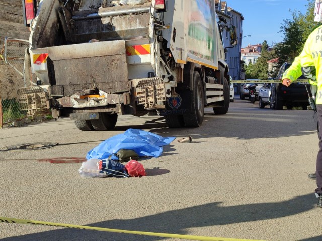 Sinop Belediyesi çöp kamyonu önünden geçen yaşlı kadını ezdi: Cinayet gibi kaza kameraya yansıdı