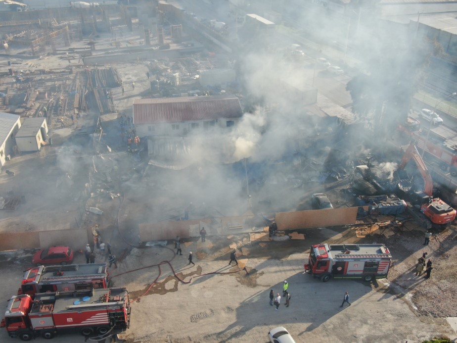 İzmir’deki yangında 5 konteyner ve 2 araç kül oldu