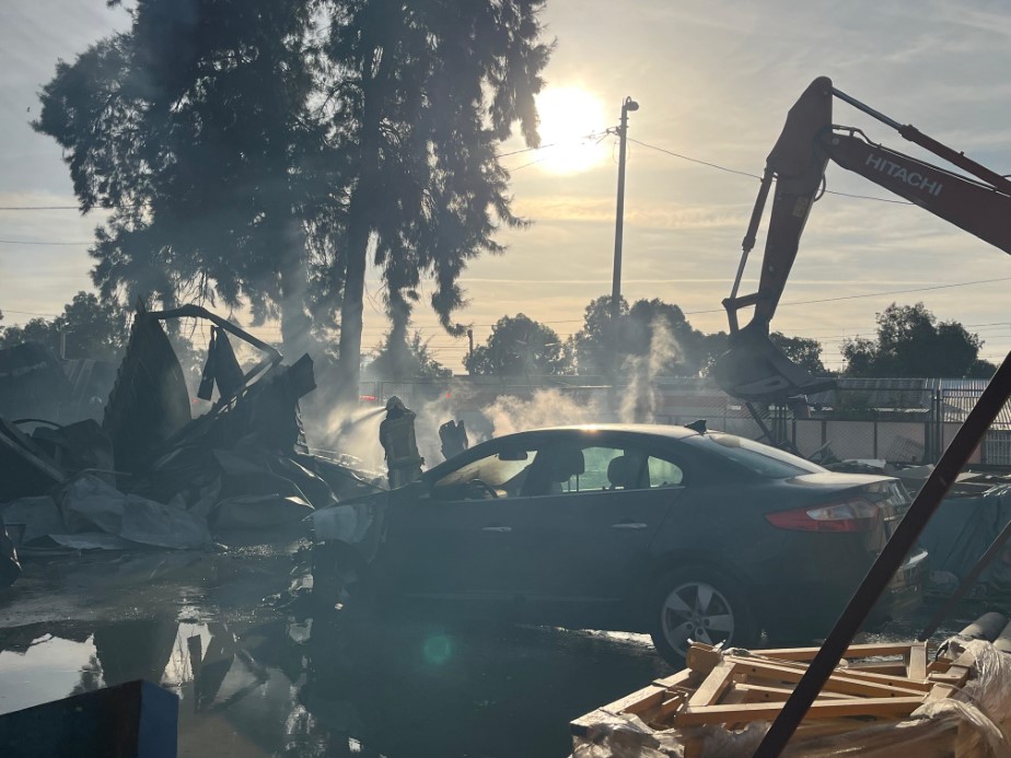 İzmir’de korkutan yangın: 5 konteyner ve 2 araç kül oldu