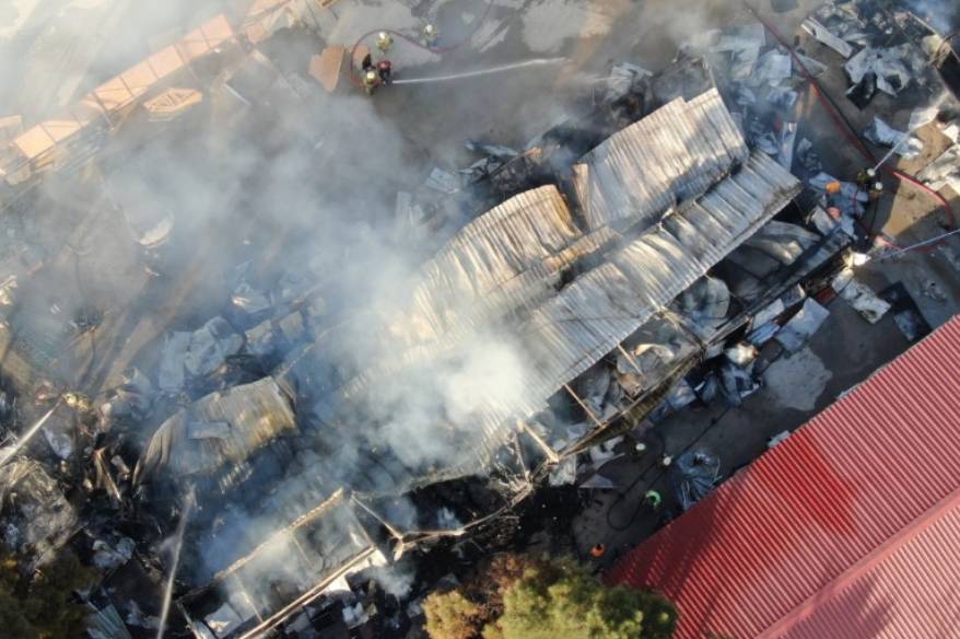 İzmir’de korkutan yangın: 5 konteyner ve 2 araç kül oldu