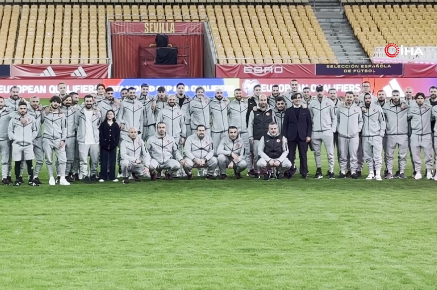 A Milli Futbol Takımı, La Cartuja Stadyumu'nda yürüyüş yaptı