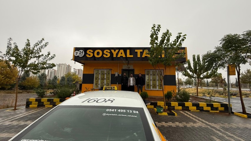 Babasından aldığı öğütle taksisinde unutulan 230 bin lirayı sahibine teslim etti