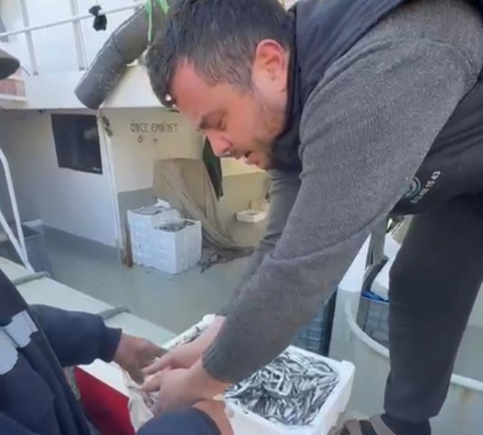 Kasasını 200 liraya alıp, tezgahta kilosunu 200 liraya satan esnaf, balıkçılar tarafından protesto edildi