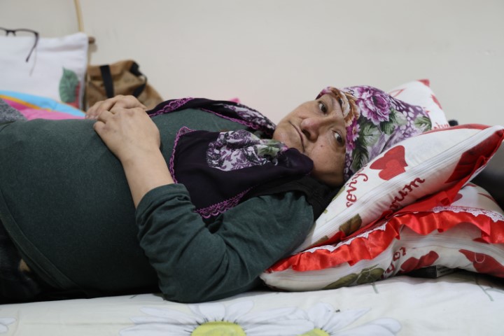 Kanser hastası kadını 25 yıllık komşusu dolandırdı