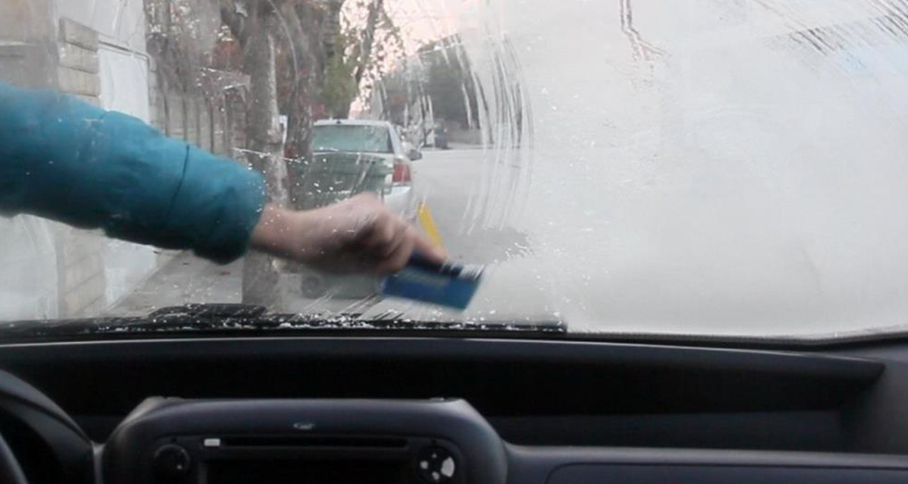 Erzincan’da soğuk hava etkili oldu: Araç camları buz tuttu