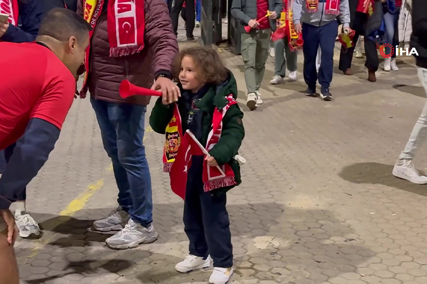 Türk taraftarlar, İspanya'da millileri yalnız bırakmadı