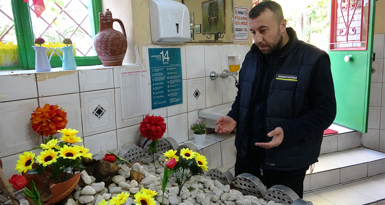 Pide yemeye gelip salondaki mezarlık başında dua ederek ayrılıyorlar