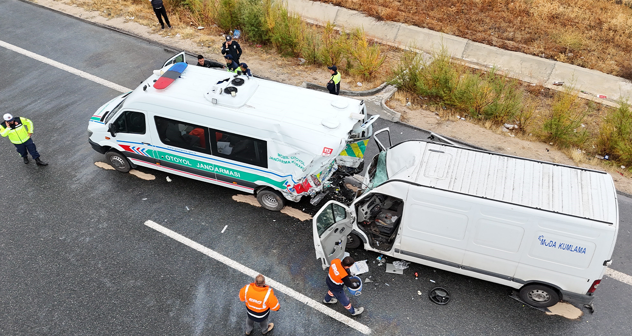 Jandarma aracına minibüs çarptı: 2 jandarma şehit, 1 vatandaş hayatını kaybetti