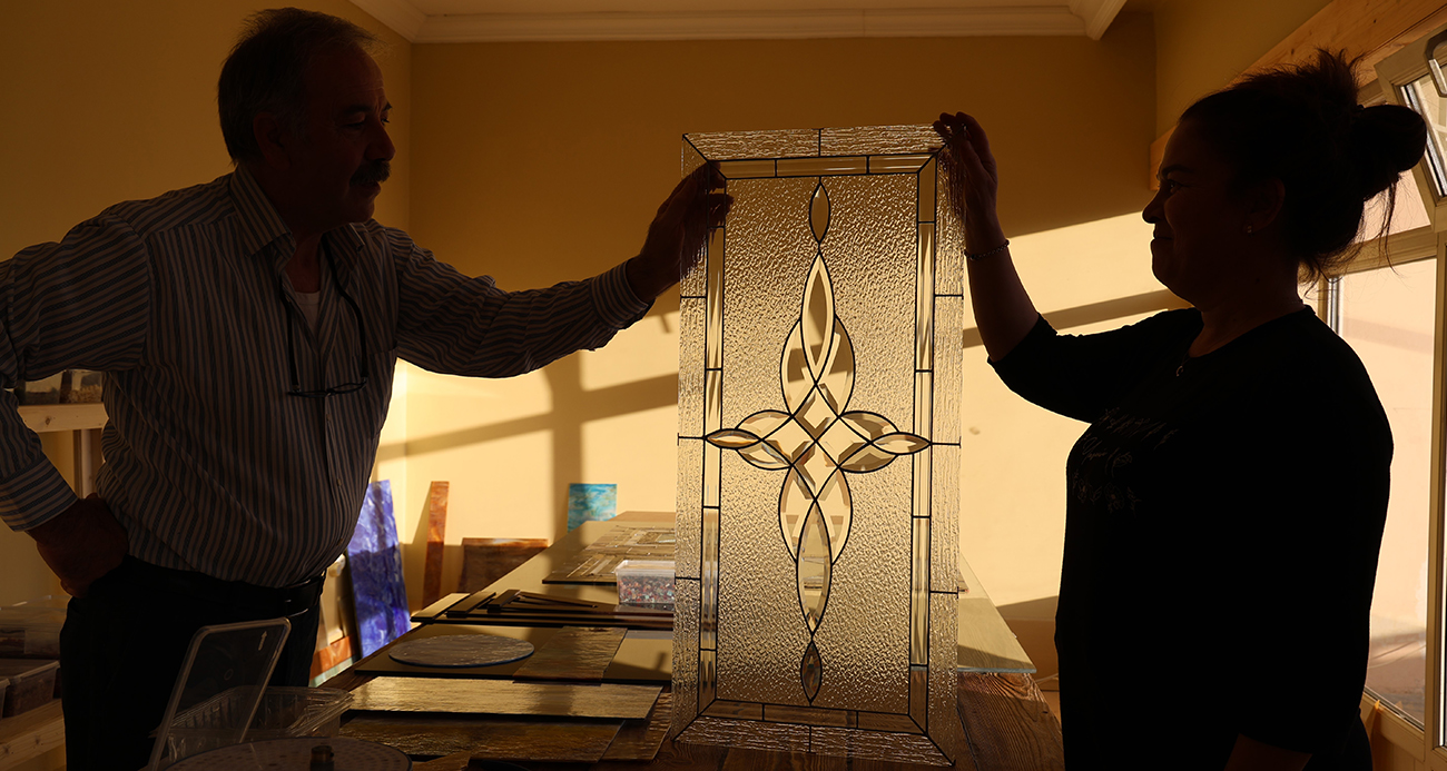 Hurda camları sanata dönüştürüyorlar