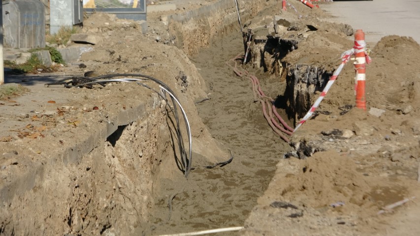 VEDAŞ’ın günlerce açık bıraktığı çukurlar kazalara davetiye çıkarıyor