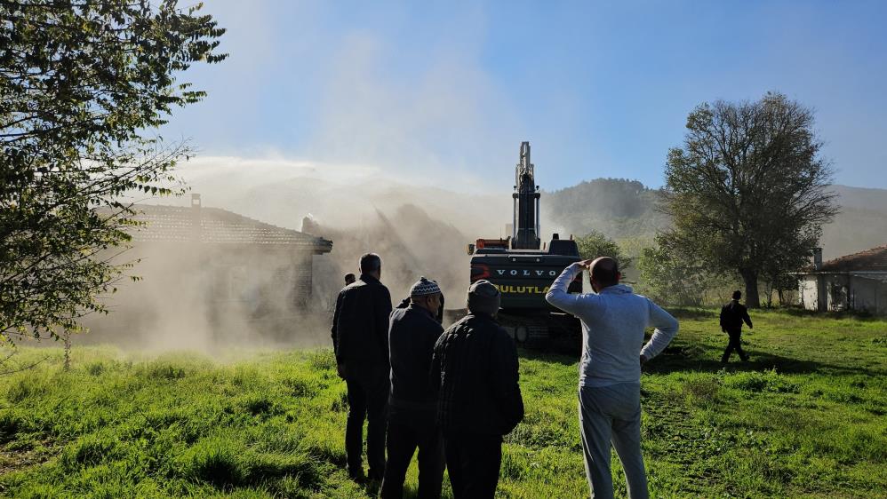 Sındırgı’da 52 yıllık evli çift depremde ağır hasar gören evlerinin yıkılışını gözyaşlarıyla izledi