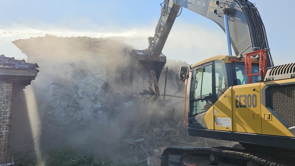 Sındırgı’da 52 yıllık evli çift depremde ağır hasar gören evlerinin yıkılışını gözyaşlarıyla izledi