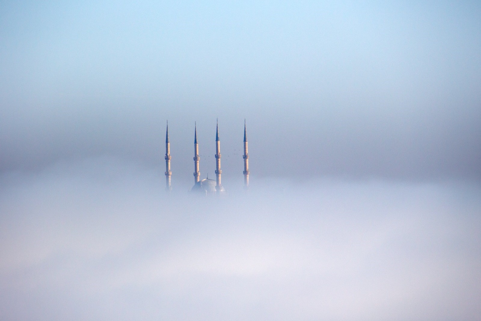 Sis denizinde kaybolan Diyarbakır'da, minareler görsel şölen sundu