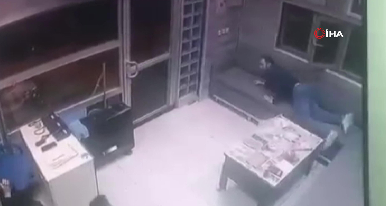 Taksi şoförüyle tartışıp 3 el ateş etti: O anlar güvenlik kamerasına yansıdı