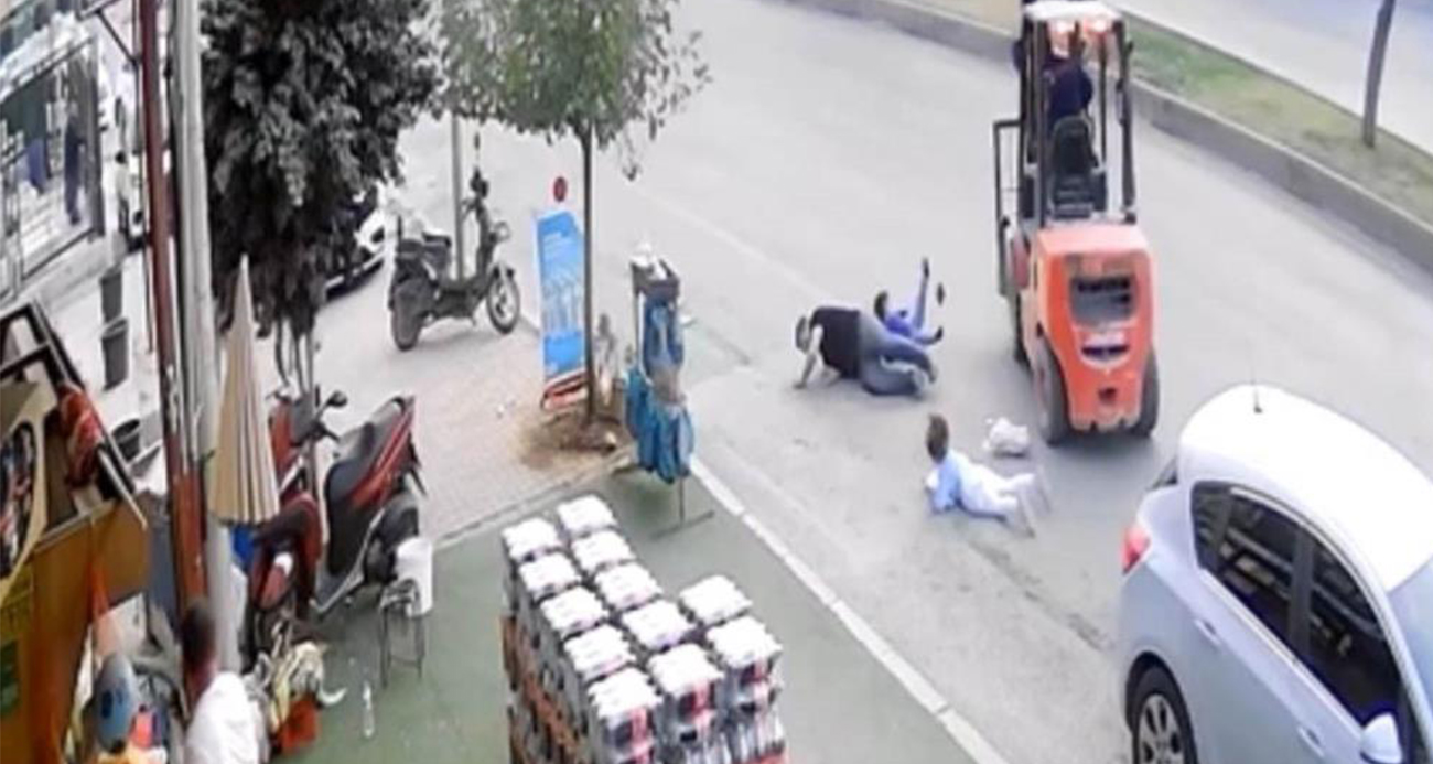 Ters şeritten gelen forklift baba ve çocuklarına çarptı