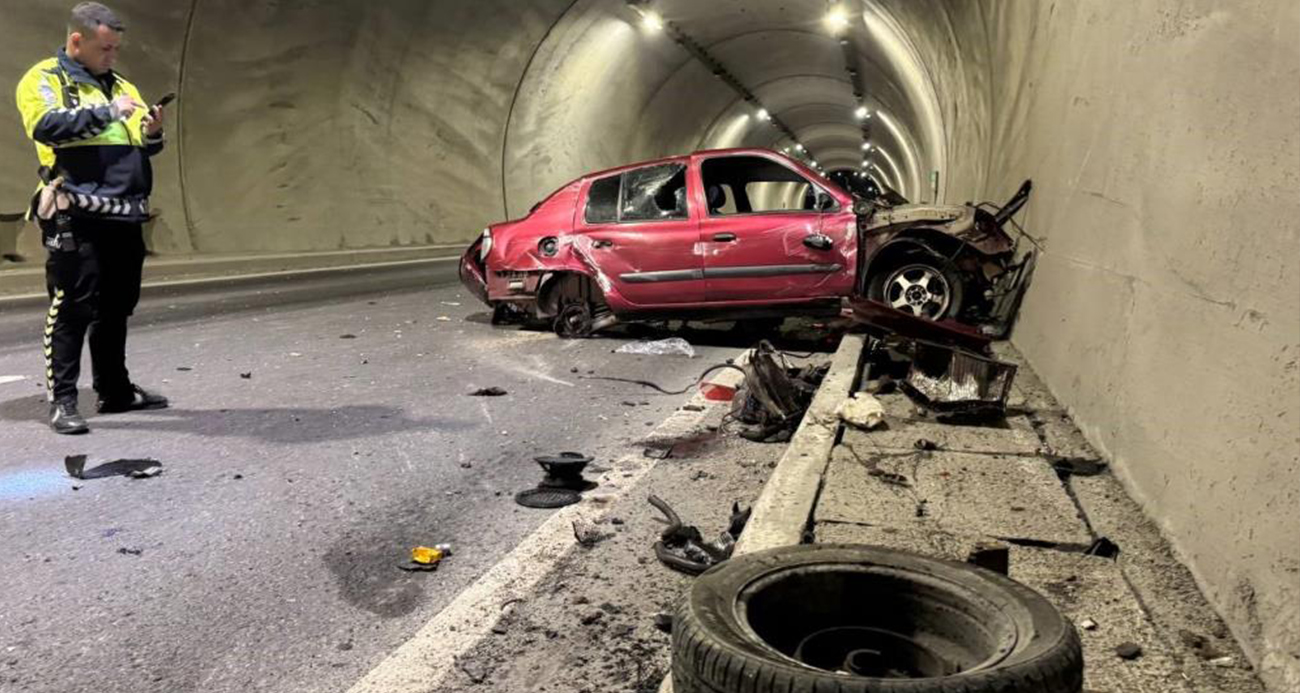 Tünelde feci kaza: Aracın motoru metrelerce ileri savruldu, hız kadranı 200’de takılı kaldı