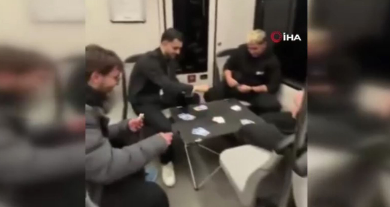 Bursa metrosunda şaşırtan görüntü: Gençler masa kurup kağıt oyunu oynadı