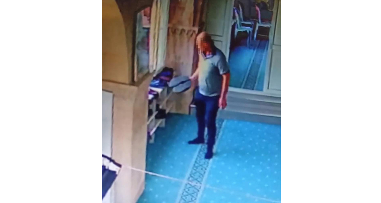 Camide ayakkabıları tek tek inceledi, beğendiğini çaldı