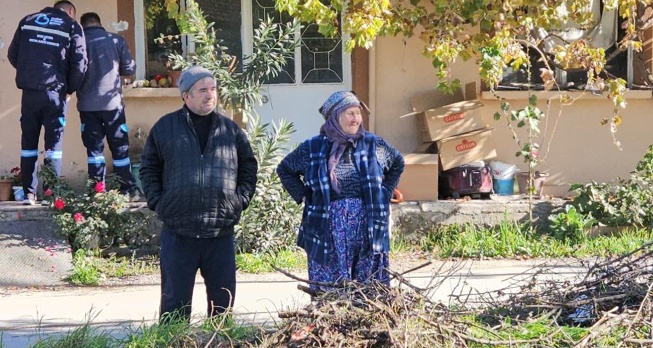 Sındırgı’da 52 yıllık evli çift depremde ağır hasar gören evlerinin yıkılışını gözyaşlarıyla izledi