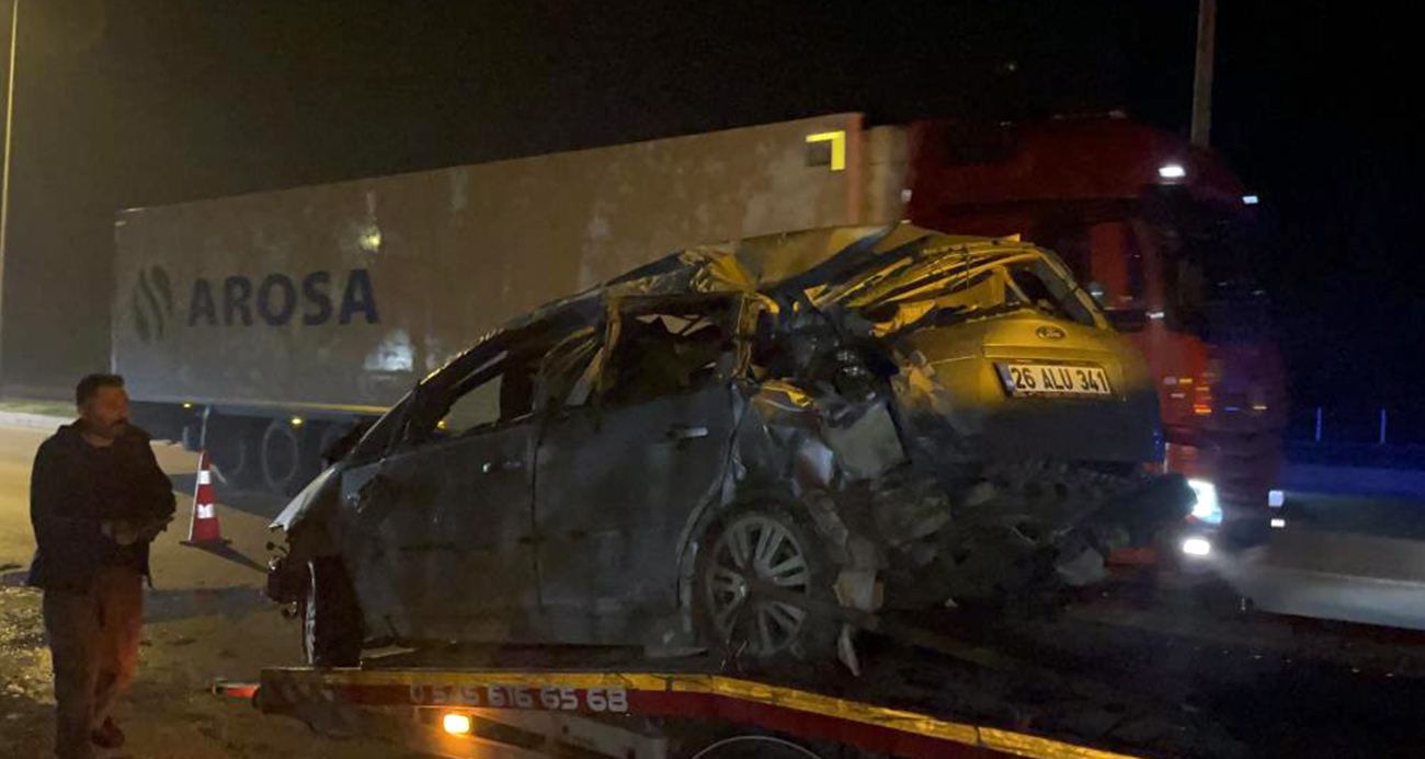 Kontrolden çıkan araç aydınlatma direğini devirip karşı yöne geçti