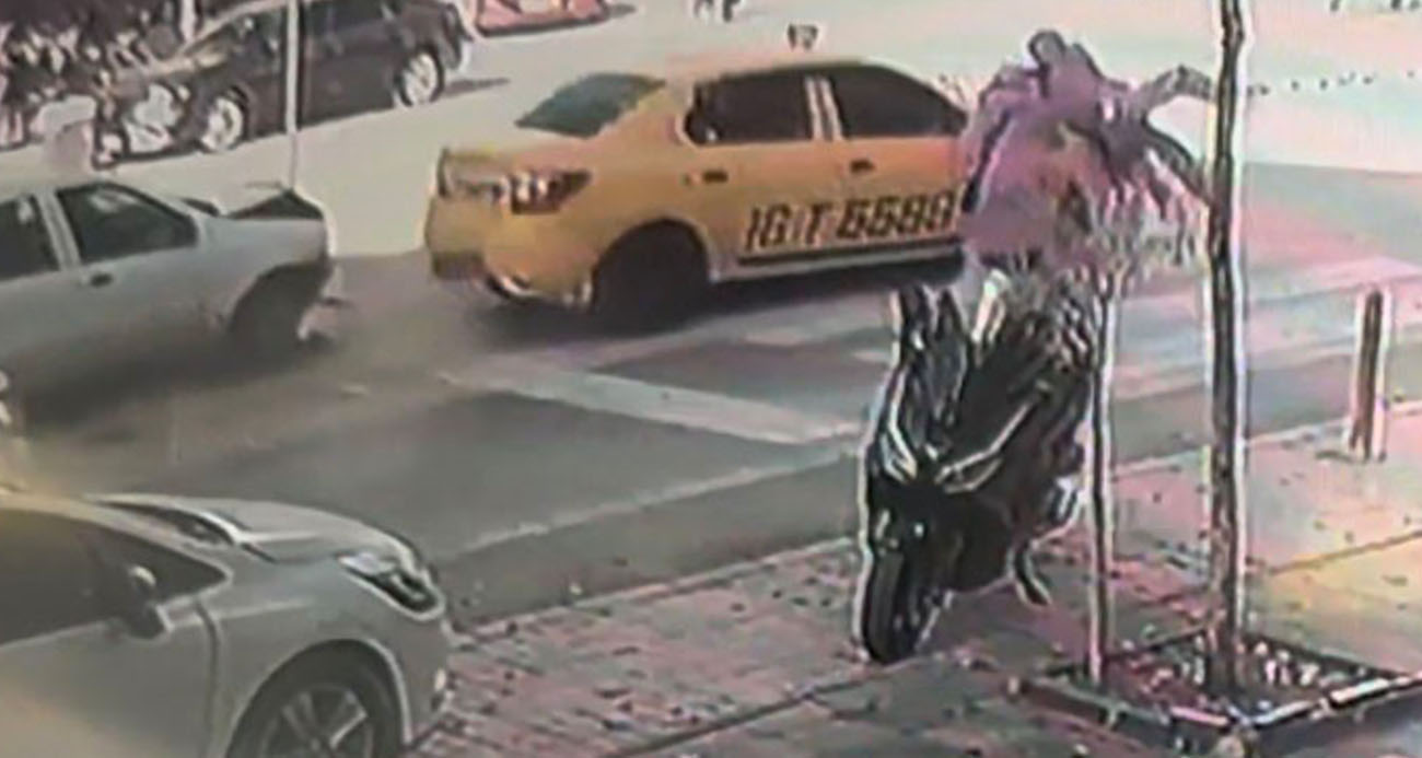 Yaya geçidinde anne ve bebeğe otomobil böyle çarptı