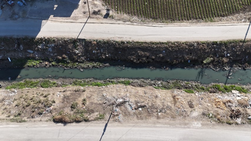 Açık bırakılan atık su deresi vatandaşı perişan ediyor
