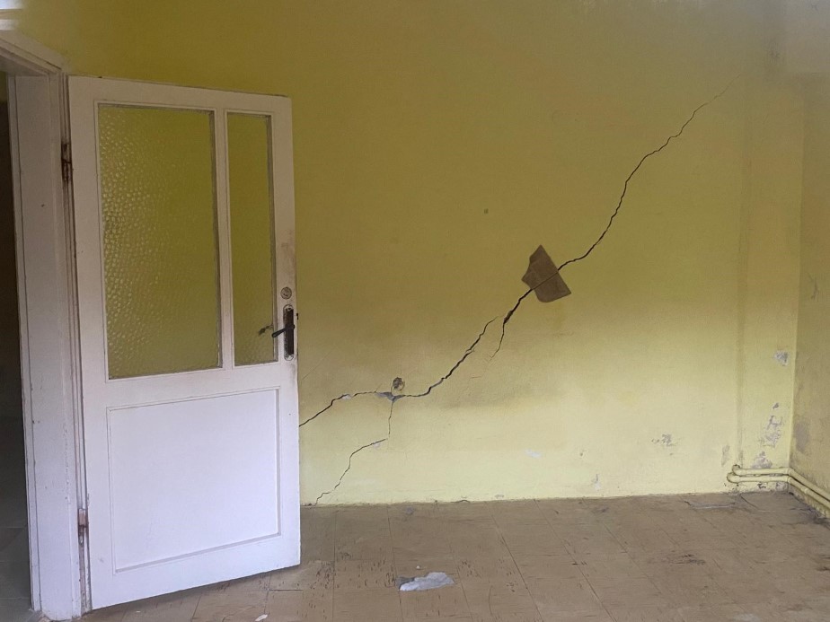 Beykoz’da duvarları ve zemini çatlayan 2 bina mühürlenerek tahliye edildi