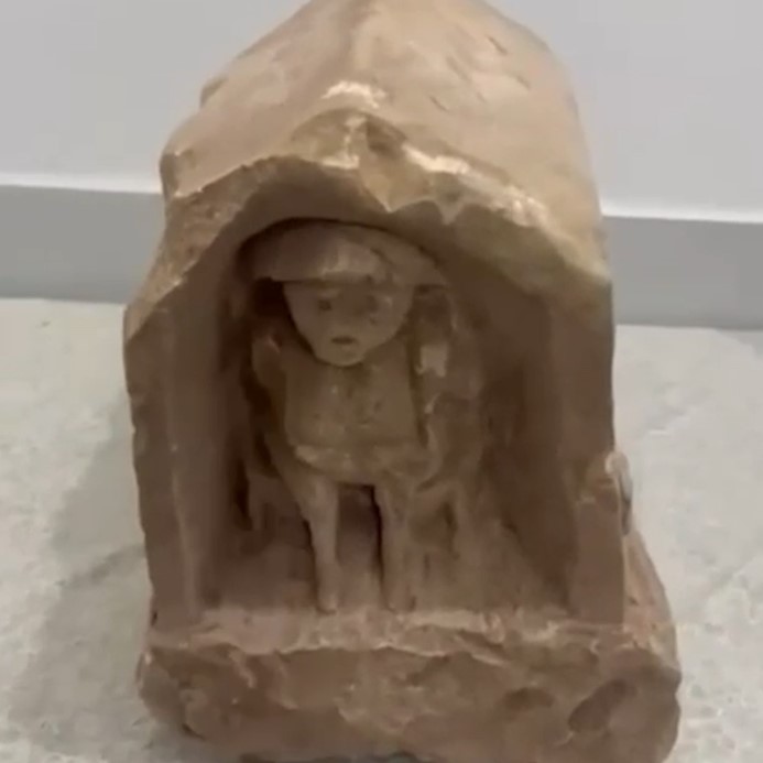 Roma dönemine ait, değeri 5 milyon lira: İnsan ve hayvan figürlü mezar steli ele geçirildi