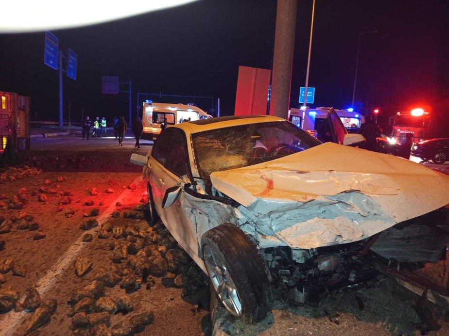 Çorum’da şeker pancarı yüklü tır ile otomobil çarpıştı: 3 yaralı