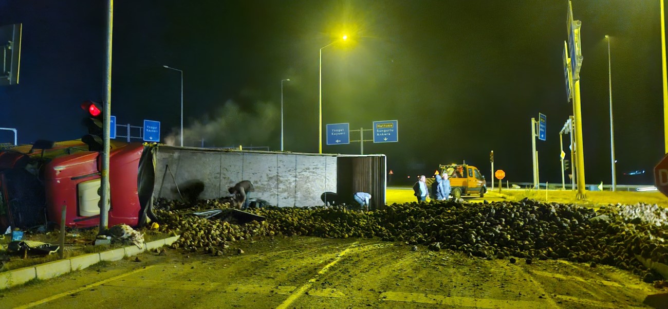 Çorum’da şeker pancarı yüklü tır ile otomobil çarpıştı: 3 yaralı