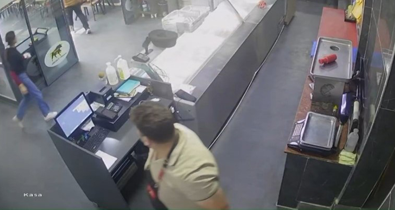 Deprem anı kamerada: İş yerindekiler panikle dışarı kaçtı