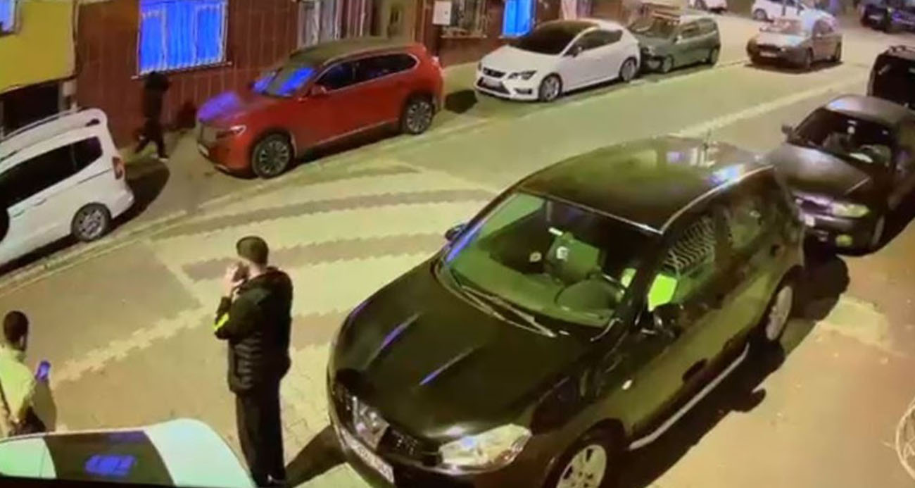 Esenyurt’ta sokaktaki 2 kişiye silahlı saldırı: O anlar kamerada