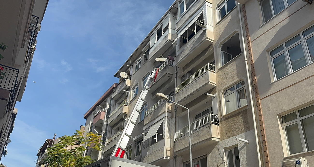 Kolonlarında çatlaklar tespit edilen 5 katlı bina mühürlendi