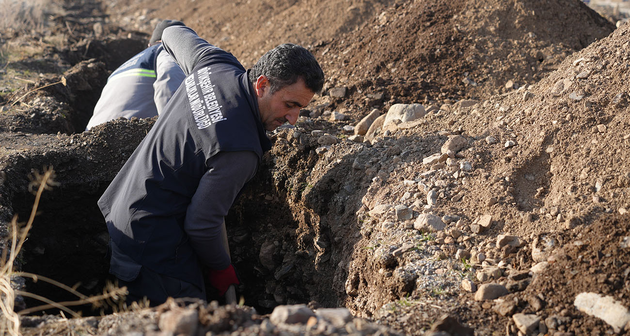 Erzurum’da kış öncesi mezar hazırlığı
