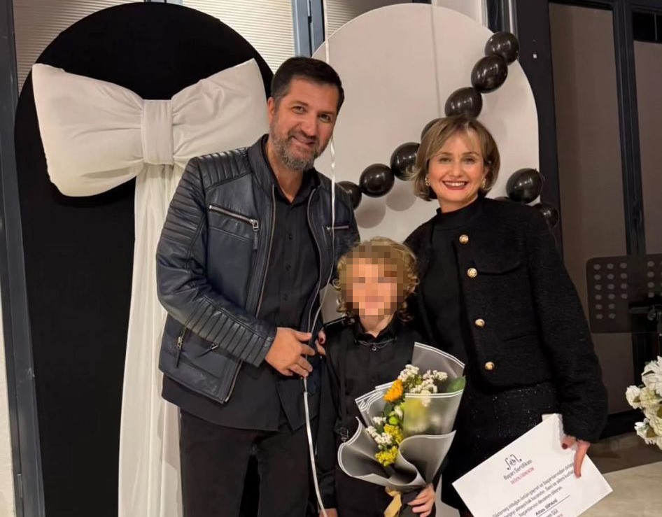 Otomobilin tırın altına girdiği kaza kamerada