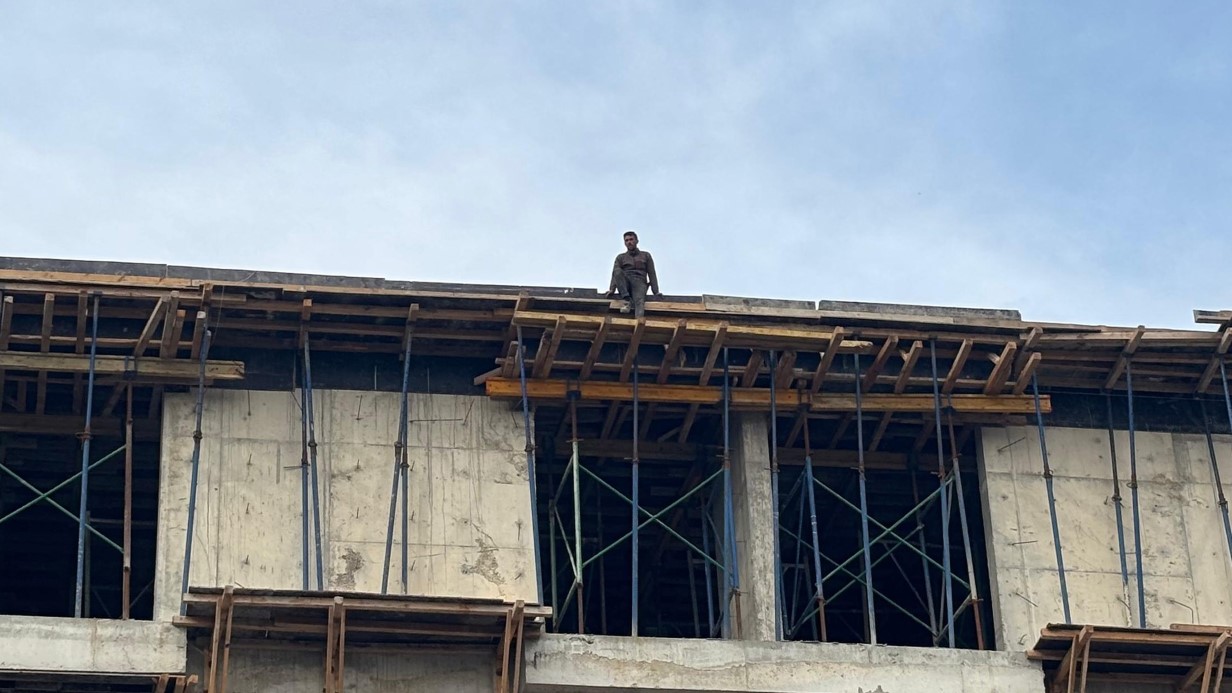 4 aydır maaş alamayan işçiler, çatıya çıktı: "İçeride biriken para yaklaşık 3.5 milyon lira"