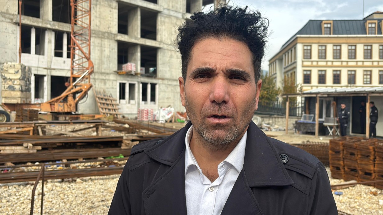 4 aydır maaş alamayan işçiler, çatıya çıktı: 