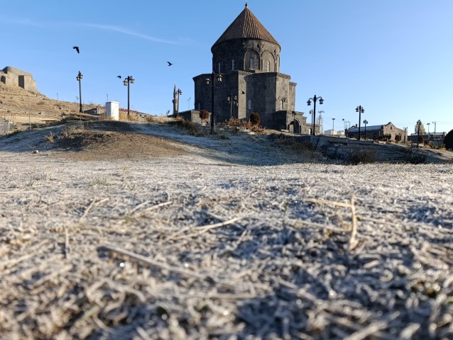 Kars eksi 13’ü gördü: Araç camları buz tuttu