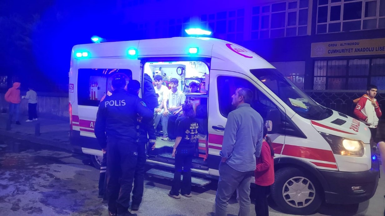 Ordu’da çatı katı yangını: 5 kişi asansörlü araçla tahliye edildi