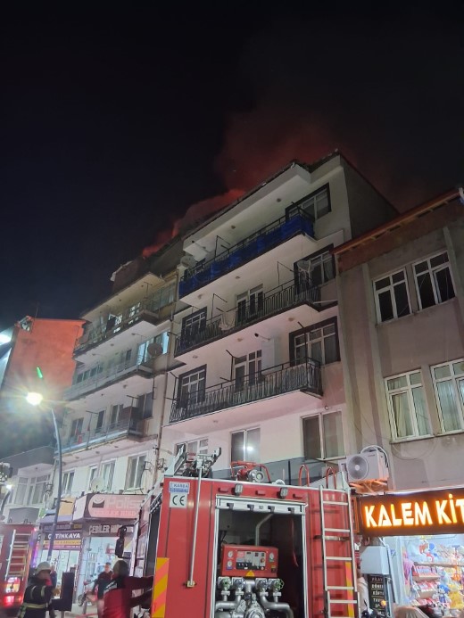 Ordu’da çatı katı yangını: 5 kişi asansörlü araçla tahliye edildi