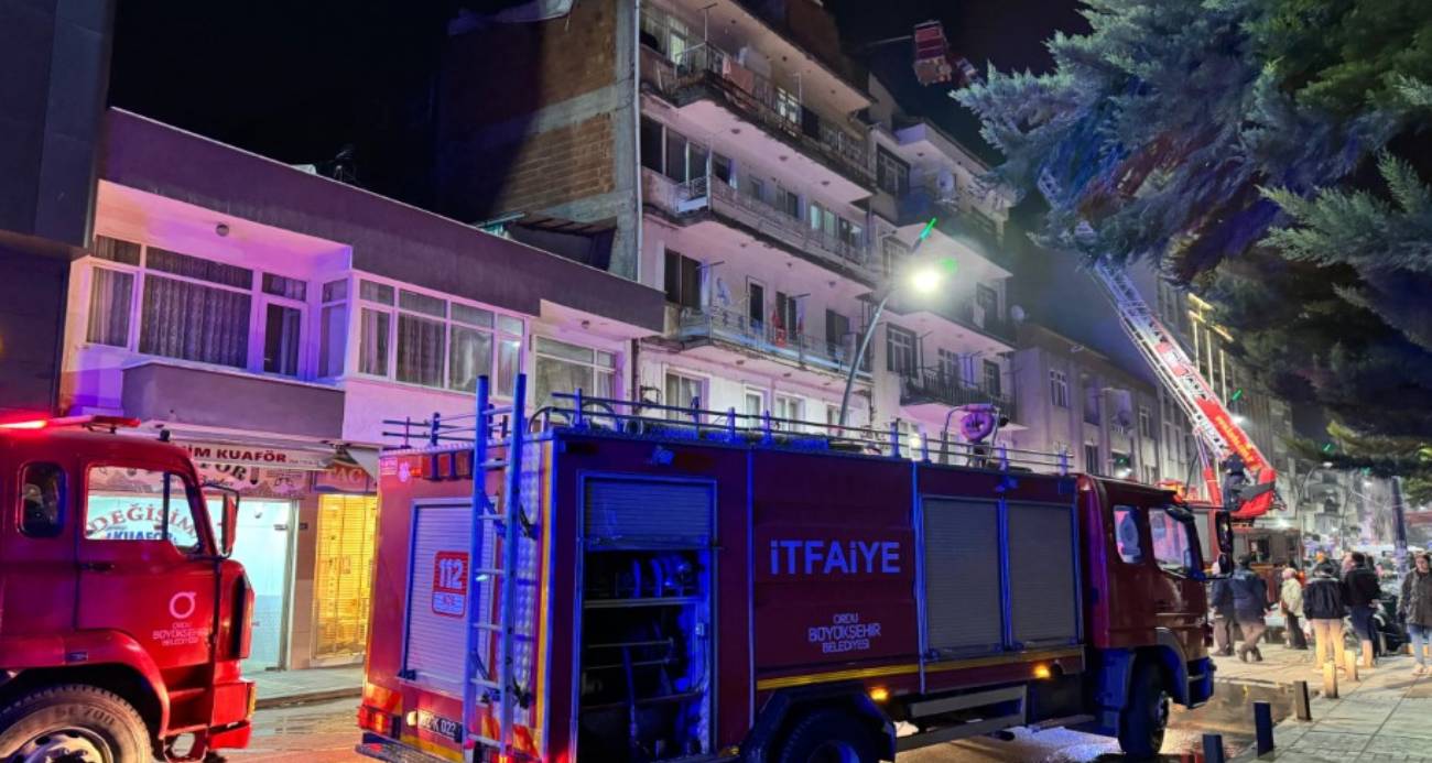 Ordu’da çatı katı yangını: 5 kişi asansörlü araçla tahliye edildi
