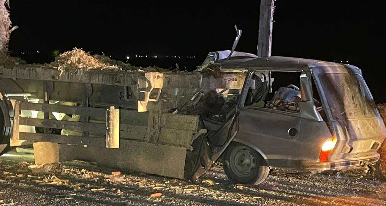 Karaman’da otomobil tıra ok gibi saplandı