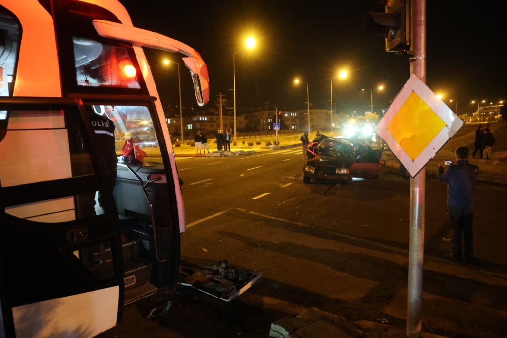 Nevşehir’de turistleri taşıyan otobüs ile otomobil çarpıştı: 2 ölü, 3 yaralı