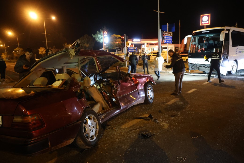 Nevşehir’de turistleri taşıyan otobüs ile otomobil çarpıştı: 2 ölü, 3 yaralı