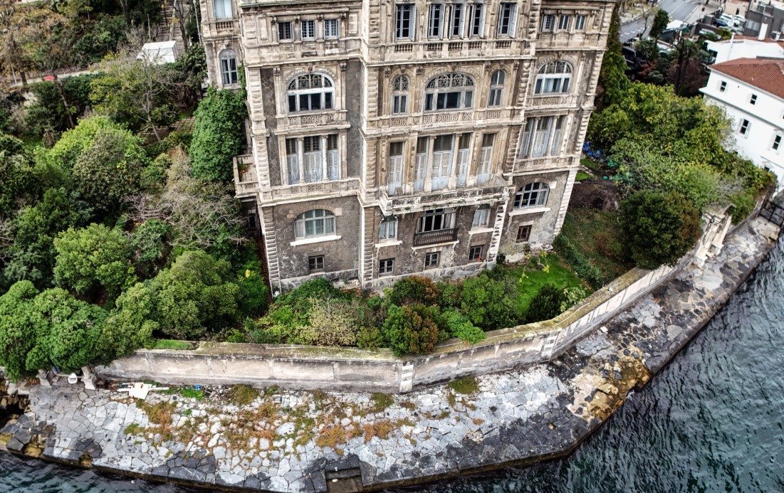 İstanbul Boğazı’nın en ihtişamlı binalarından Zeki Paşa Yalısı yeni sahibini bekliyor