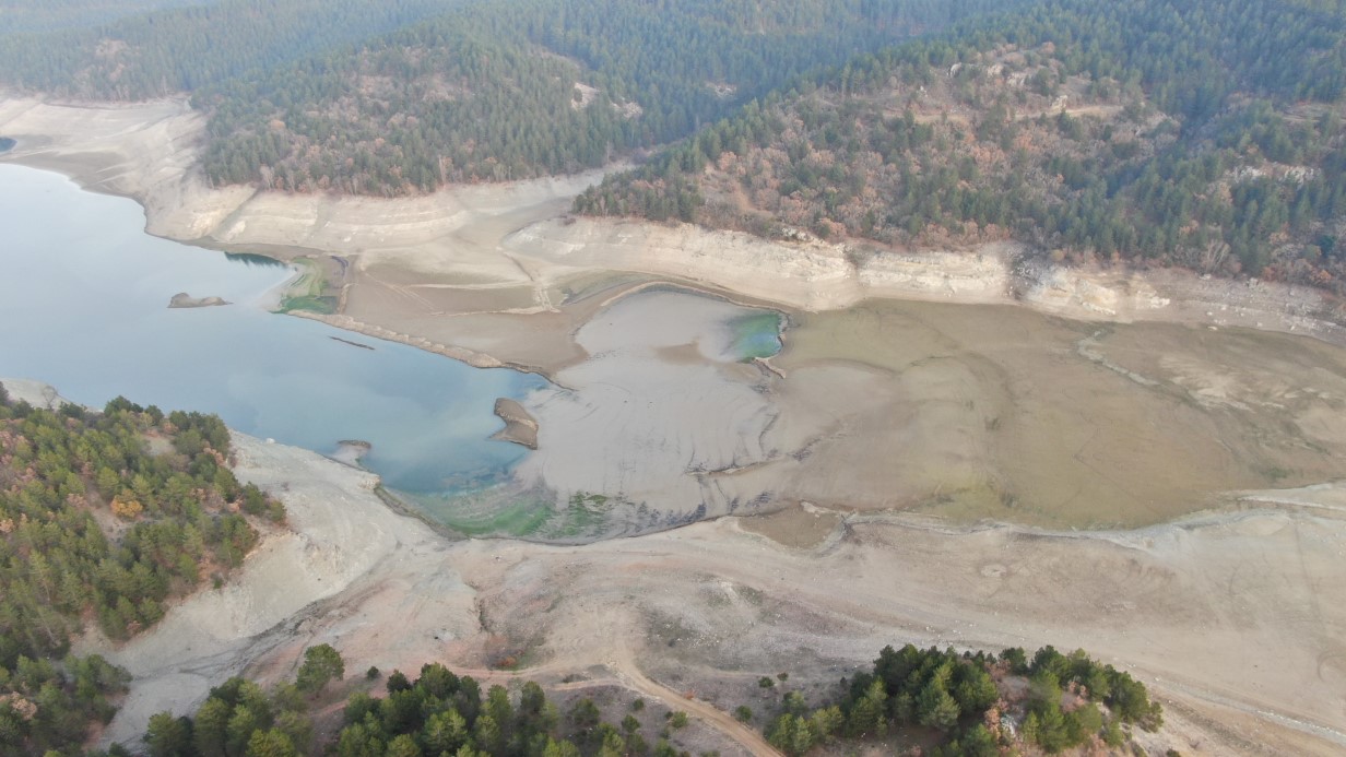 Kastamonu’nun su ihtiyacını karşılayan baraj gölünün büyük kısmı kurudu